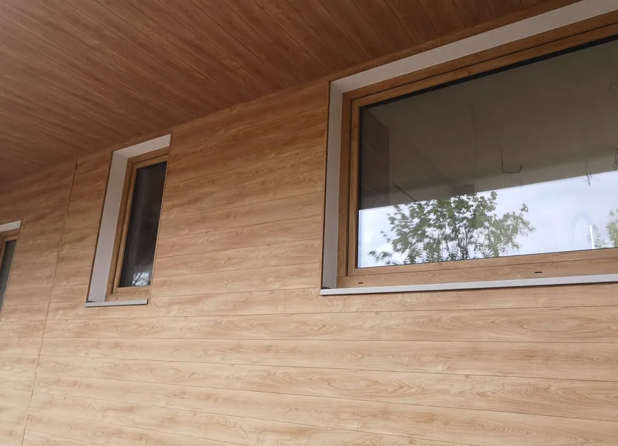 Aluminiumfassade im Holzdekor, mit Fenstern