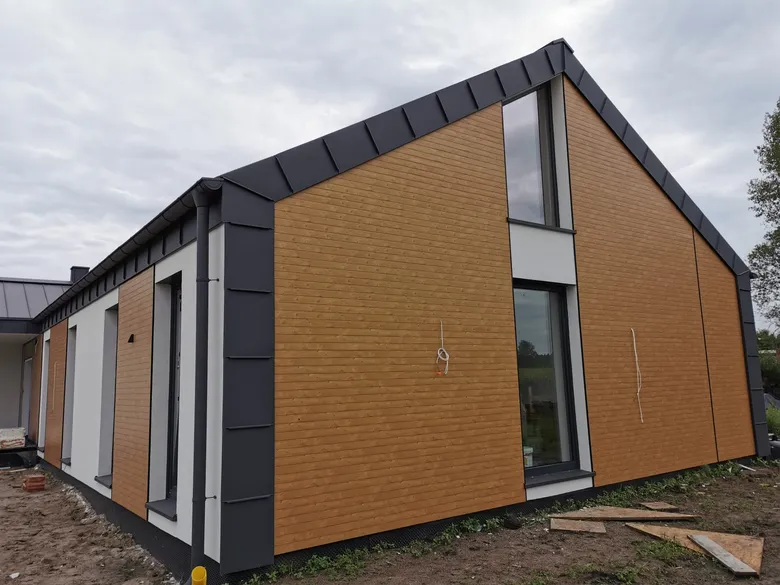 Modulhaus mit Aluminiumfassade im Holzdekor