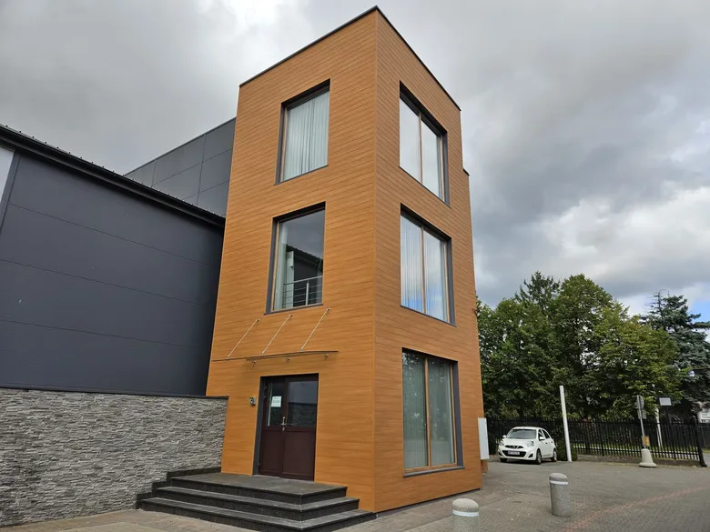 Bürogebäude mit einem Treppenhaus, verkleidet mit Aluminiumpaneelen im Holzdekor