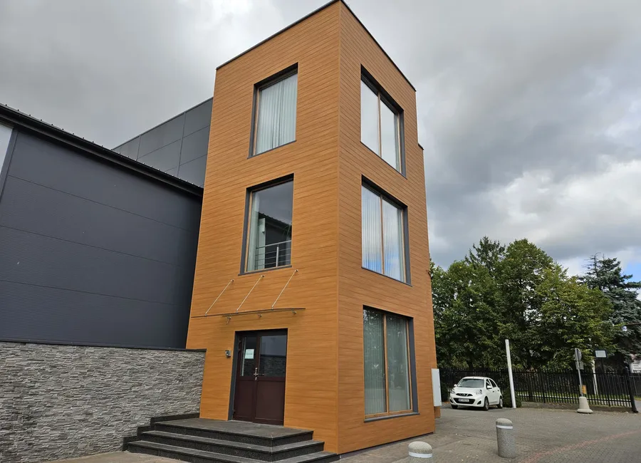 Bürogebäude mit einem Treppenhaus, verkleidet mit Aluminiumpaneelen im Holzdekor
