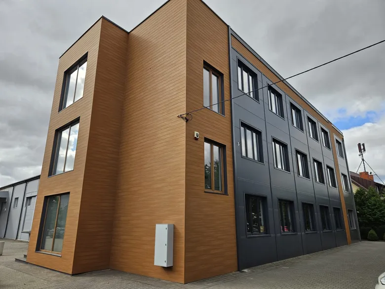 Bürogebäude mit Aluminiumfassade: Ecke im Holzdekor und graphitfarbene Kassetten