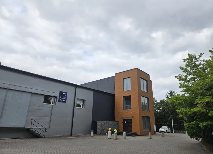 Halle mit Bürotrakt, verkleidet mit Aluminiumpaneelen im Holzdekor
