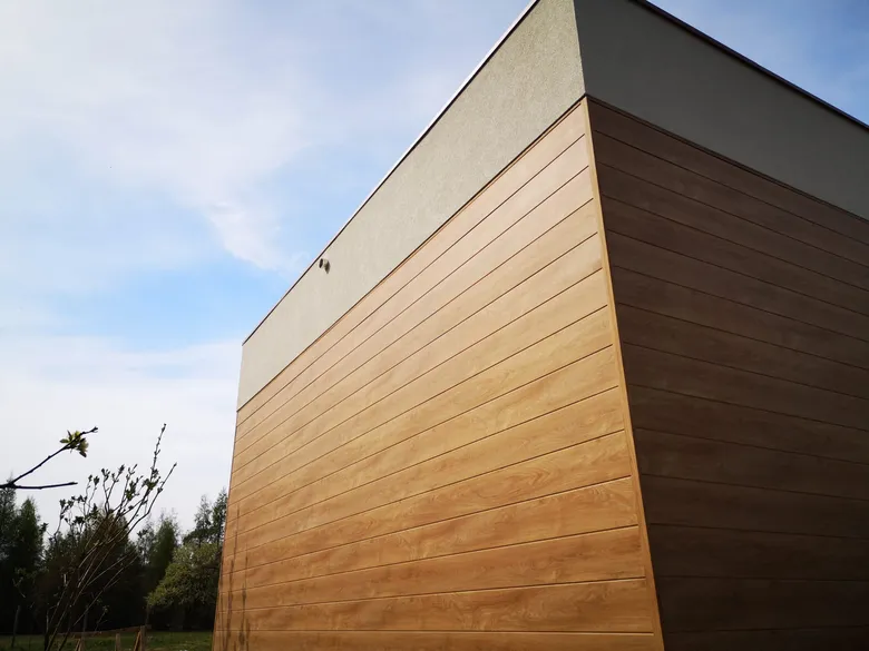 Gebäudewand, verkleidet mit Aluminiumpaneelen im Holzdekor