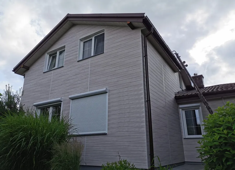 Einfamilienhaus mit grauer Aluminiumfassade in Holzstruktur