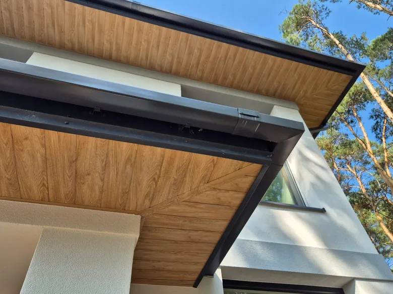 Dachüberstand mit einer Untersicht aus Aluminiumpaneelen im Holzdekor