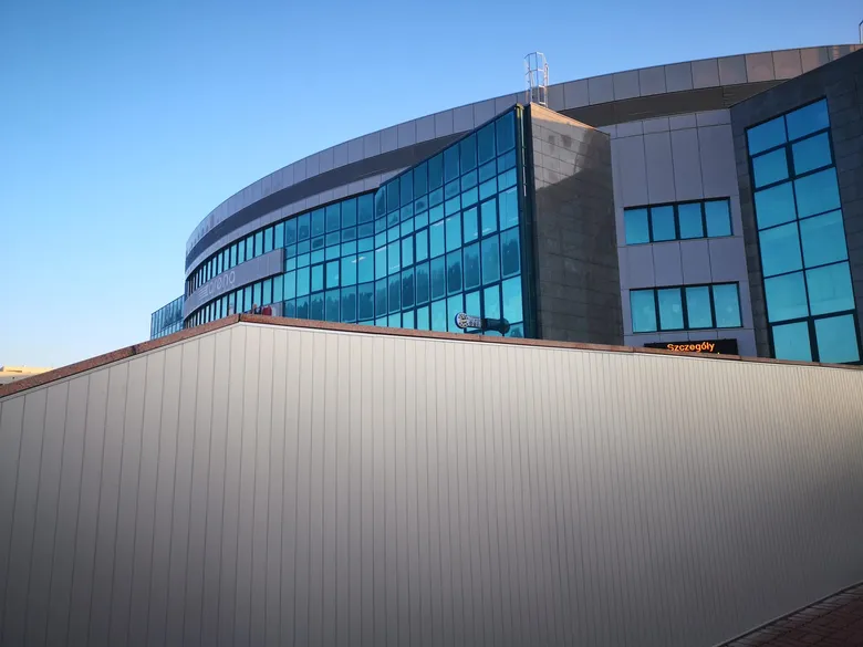 Gewerbeobjekt mit geschwungener Aluminiumfassade