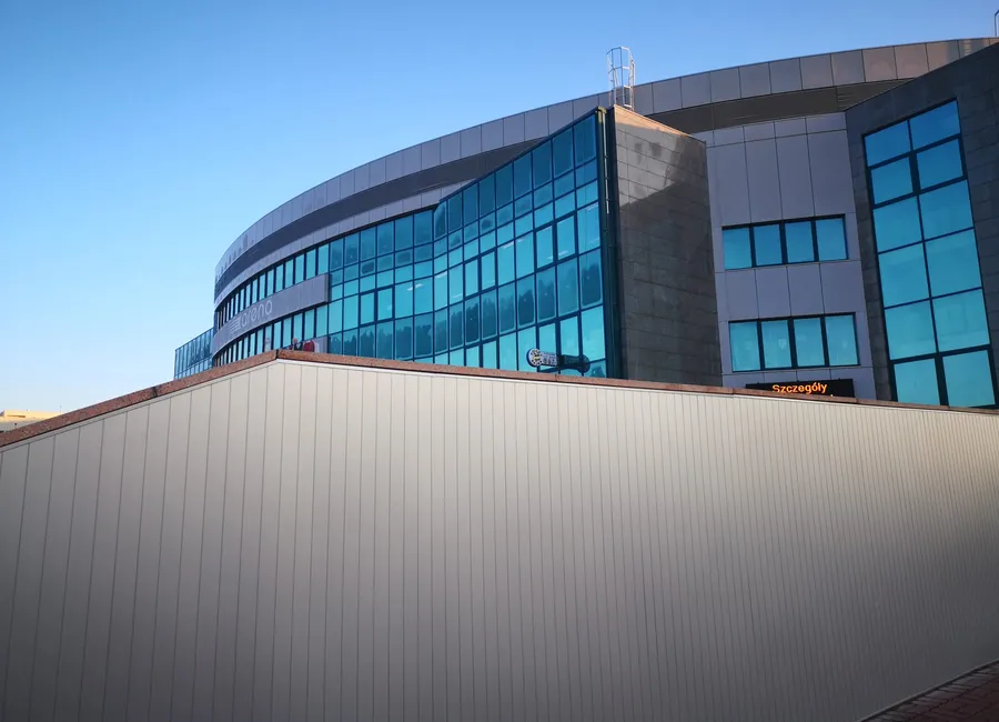 Gewerbeobjekt mit geschwungener Aluminiumfassade