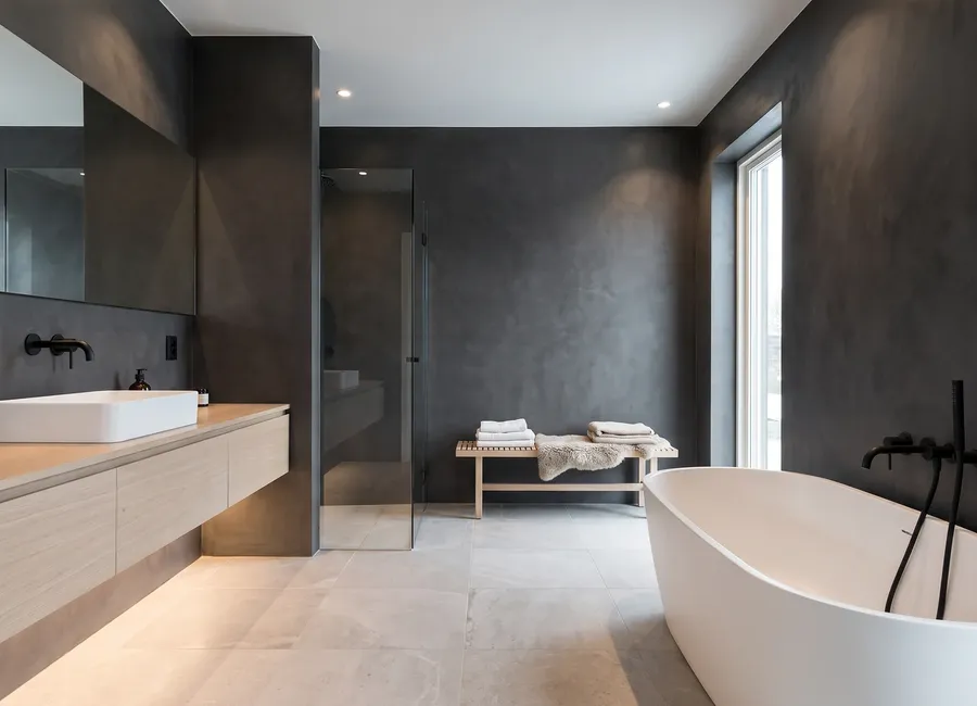 Scandinavian style bathroom: light ash, a white bath and basin, a slatted bench, walls in panels in the Graphite C finish