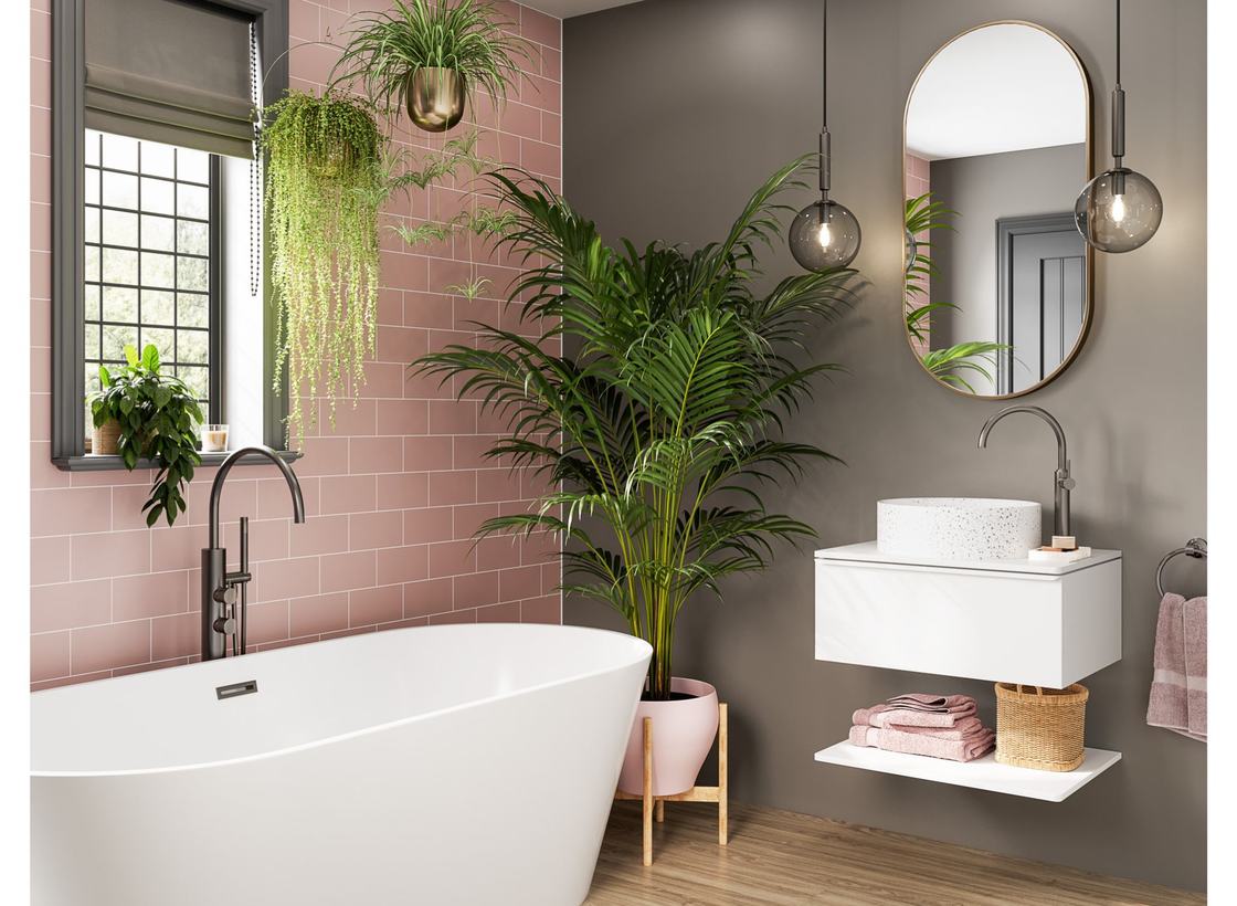 Ein Bad mit freistehender Wanne und wasserfesten Wandplatten