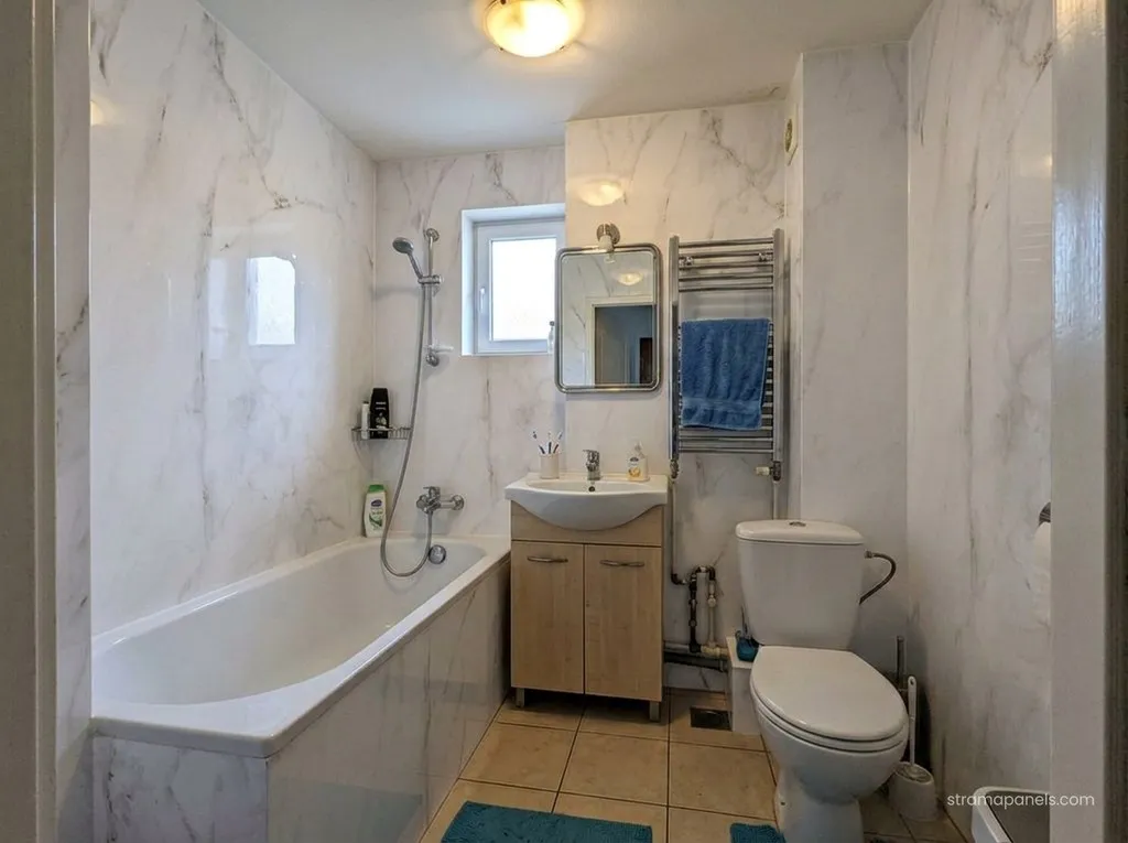 Łazienka ze ścianami w panelach łazienkowych w dekorze Marble C