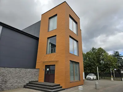 Budynek usługowy z elewacją z paneli Alu Design w dekorze drewna i antracytu